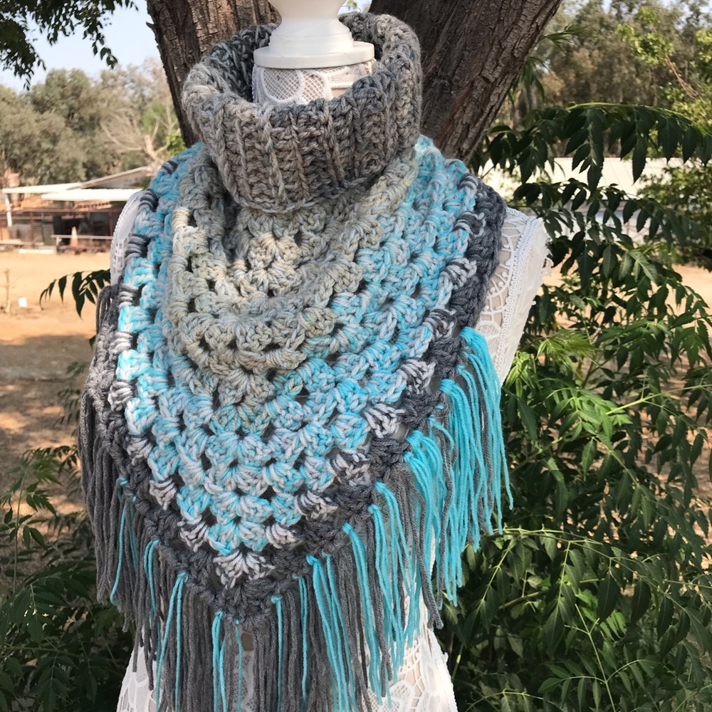 Triangle scarf - Picture 3 of 3